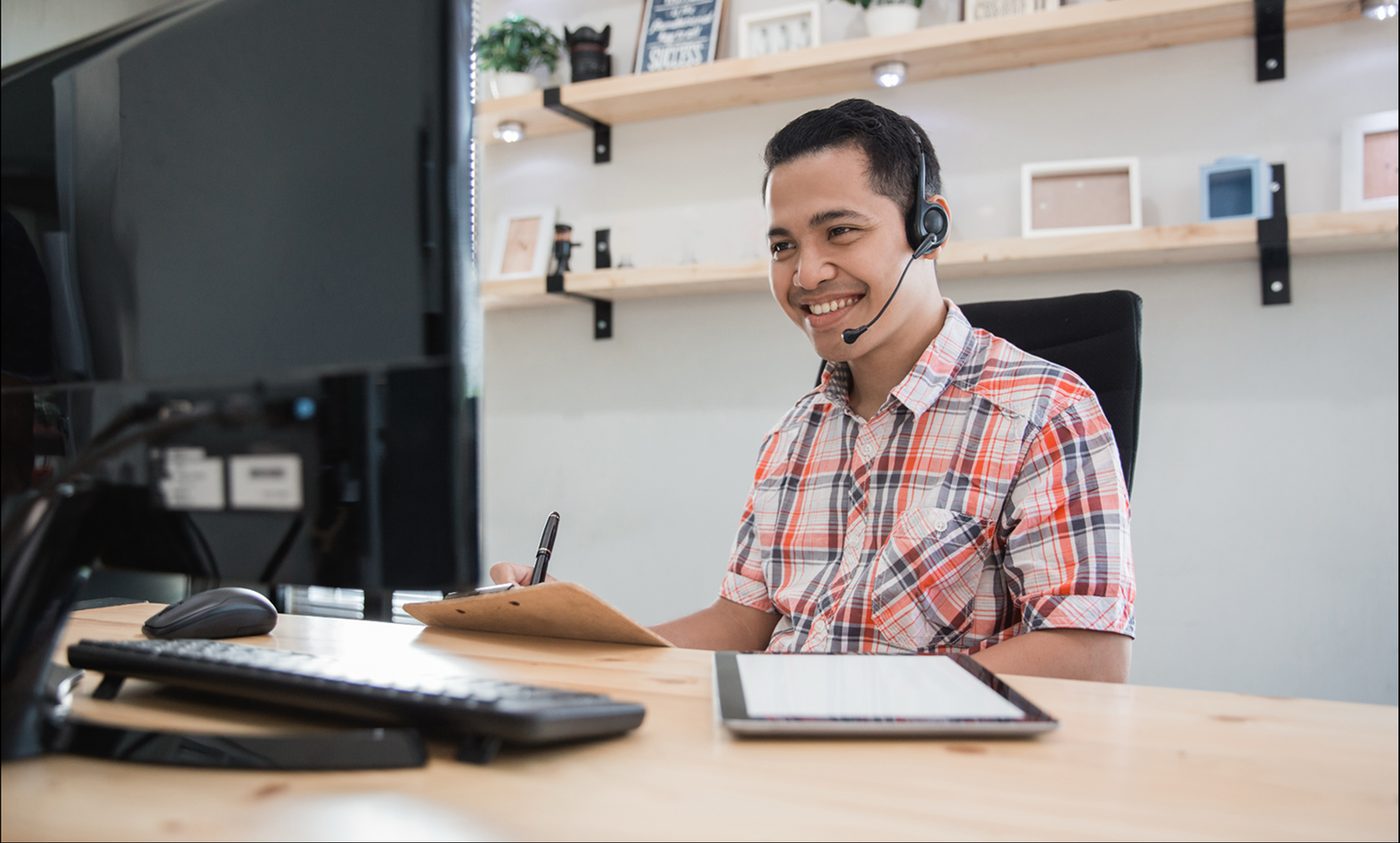 Asesor de cobranzas con auriculares atendiendo una llamada