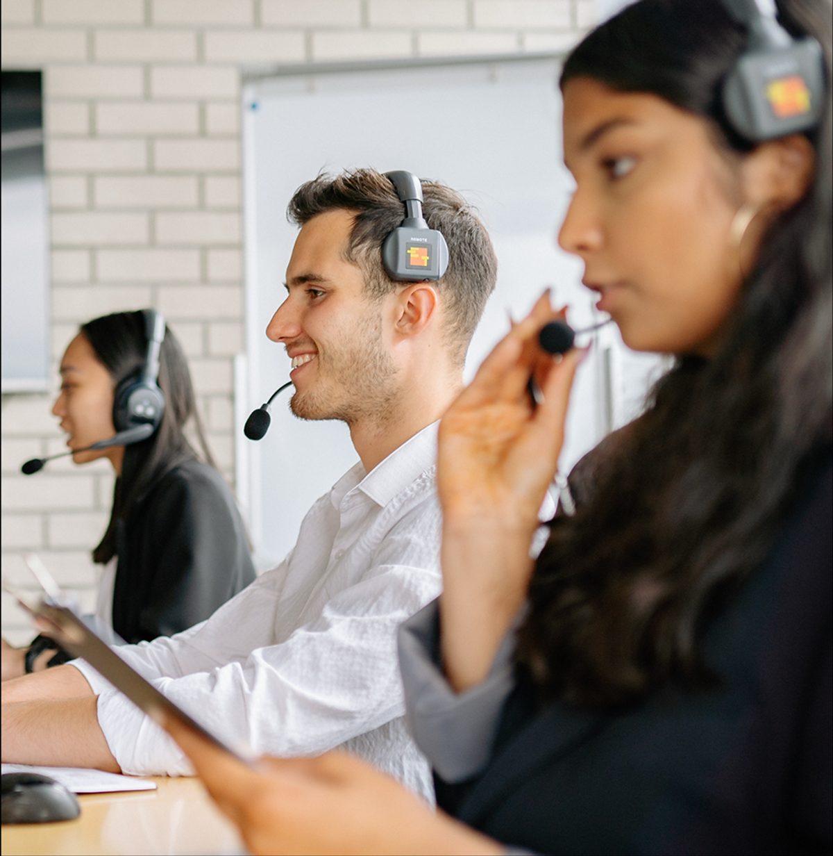 Equipo de gestión de cobranzas trabajando con auriculares